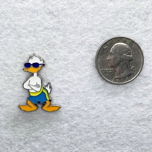 🔮 5/$25 Disney Beach Sunglasses Donald Duck Pin - Picture 2 of 3